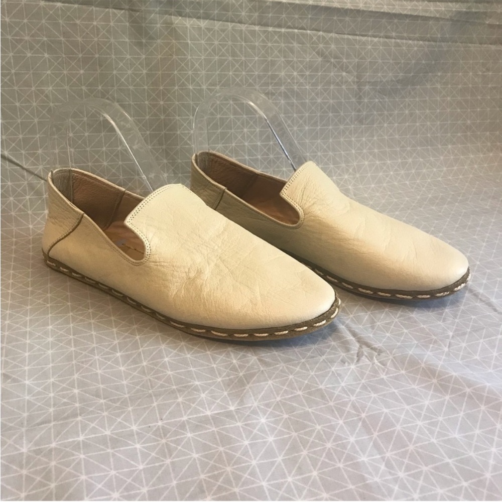 RAUM leather flat - grounded barefoot design